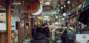 2026년 최저시급이 10,320원으로 결정된 배경과 인상에 따른 경제적 영향, 장단점, 실생활 적용법, 그리고 중소기업과 근로자를 위한 현실적 대책까지 객관적 근거와 함께 심층 분석합니다.