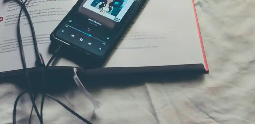 사용하지 않고 방치된 스마트폰을 네비게이션, 음악플레이어, 스마트 리모컨 등으로 재활용하는 아이디어