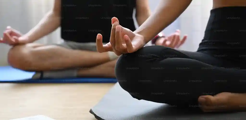 너는 예뻐지려고 운동하니? 나는 살기위해 운동한다. 4 중년 집에서 스쿼트 운동을 하며 기초대사량 회복을 목표로 하는 모습, 기초대사량 회복, 중년운동