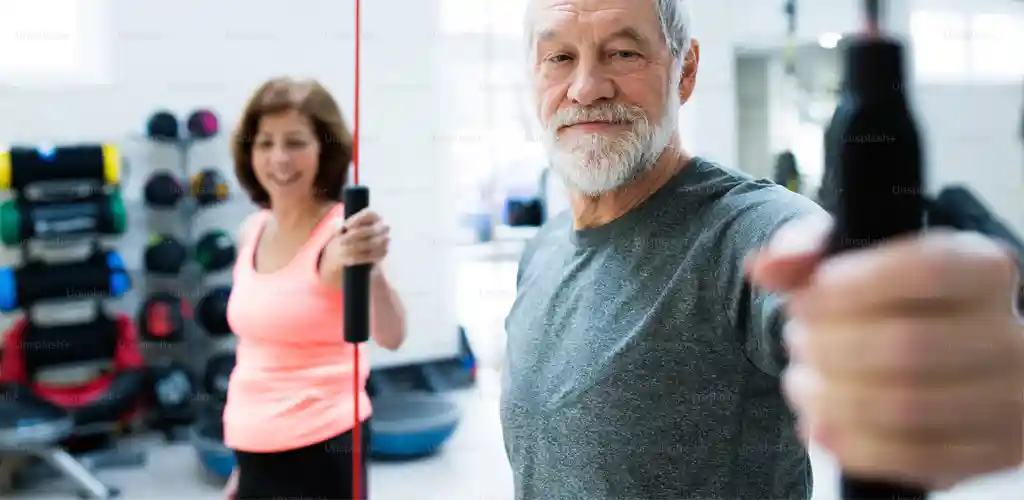 너는 예뻐지려고 운동하니? 나는 살기위해 운동한다. 5 중년 집에서 스쿼트 운동을 하며 기초대사량 회복을 목표로 하는 모습, 기초대사량 회복, 중년운동