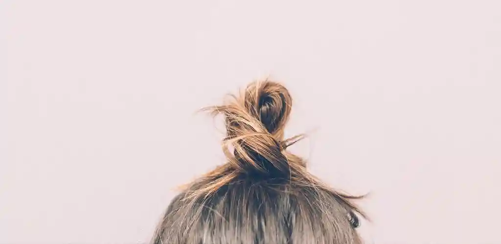 다이어트로 인한 탈모를 걱정하는 여성의 모습과 영양 관리