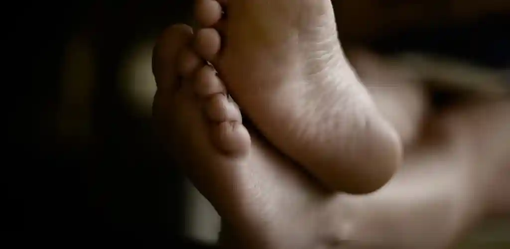 발냄새와 신발 냄새로 고민이신가요? 식초 족욕, 베이킹소다, 냉동 보관 등 간단하고 실천 가능한 생활 속 냄새 제거 팁을 정리했습니다. 위생 관리에 효과적입니다.