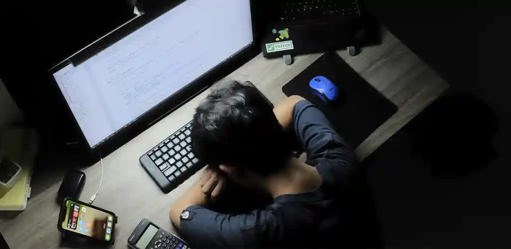 잠이 부족할때 나타나는 우리 몸의 비명 3 잠 부족으로 인한 신체 증상과 면역력 저하를 설명하는 건강 정보
