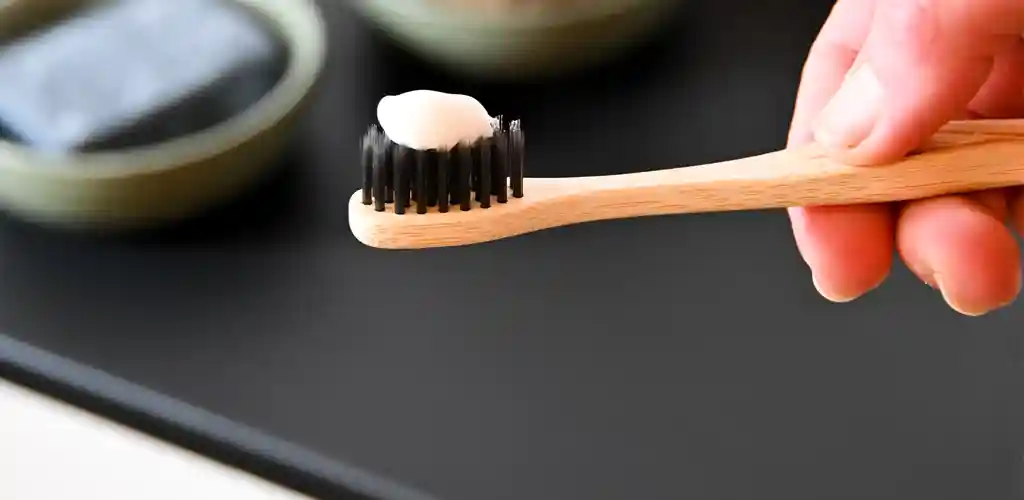치아 건강을 위한 간단한 팁은? 3 치간칫솔 사용과 입안 건조 예방 등 실전 치아 건강 팁
